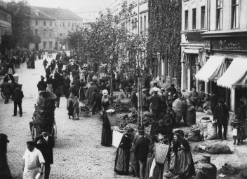 Stephan Liebig, 60 14 K1-62/3, Zwiebelmarkt in der Schillerstraße                , um 1890