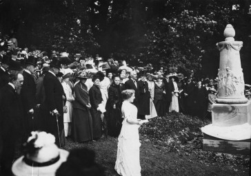 , 60 14 K1-81/4, Euphrosyne Denkmal im Park                , 1912