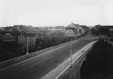 Stephan Liebig, 60 14 K2-327/1, Blick auf das Viadukt und in die Ettersburger Straße , um 1935