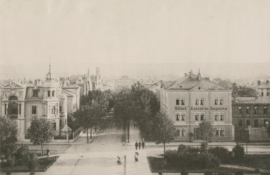 Stephan Liebig, 60 14 K2-359/1, Blick vom Bahnhof über den Jubiläumsplatz in die Sophienstraße, um 1900