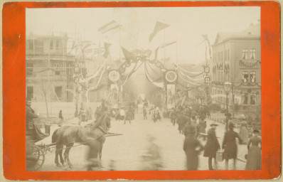 Stephan Liebig, 60 14 K2-359/2, Blick vom Bahnhof über den Jubiläumsplatz in die Sophienstraße (heute August-Baudert-Platz/Carl-August-Allee), wohl 1889
