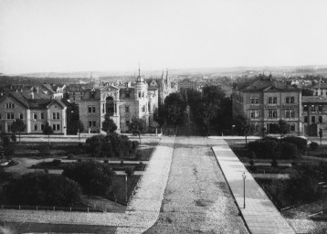 Stephan Liebig, 60 14 K2-360/3, Blick vom Bahnhof über den Jubiläumsplatz zur Sophienstraße, um 1900