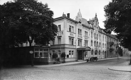 Stephan Liebig, 60 14 K2-362/1, Blick in den Jubiläumsplatz/Ecke Sophienstraße (heute August-Baudert-Platz/Car-August-Allee), um 1920