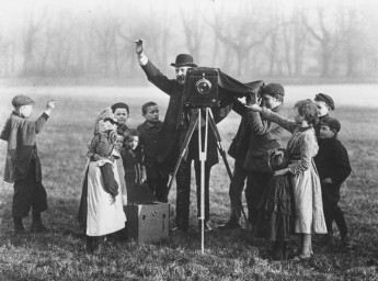 Stephan Liebig, 60 14 K2-371/1, Der Fotograf Louis Held bei der Arbeit, um 1900