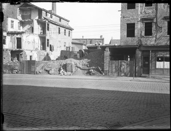 Stadtmuseum Weimar, Eichhorn 127 (K I 004 B), Blick auf die zerstörten Häuser Steubenstraße 6 und 8, nach 1945