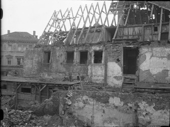 Stadtmuseum Weimar, Eichhorn 195 (K I 020 A), Blick auf das zerstörte Gebäude »Sächsischer Hof«, nach 1945