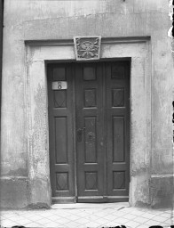 Stadtmuseum Weimar, Eichhorn 228 (K I 025 A), Blick auf das Portal »Rittergasse 8«, um 1940