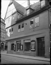 Stadtmuseum Weimar, Eichhorn 354 (K I 055b A), Blick aus der Kaufstraße auf das Haus Marktstraße 2 (Löschhaus), um 1940