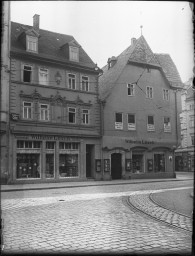 Stadtmuseum Weimar, Eichhorn 355 (K I 055c A), Blick aus Richtung Markt auf die Häuser Marktstraße 2 (Löschhaus) und 4, um 1940