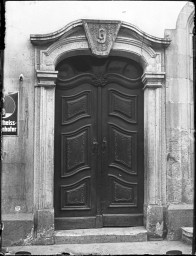 Stadtmuseum Weimar, Eichhorn 356 (K I 056 A), Blick auf das Portal »Marktstraße 9«, um 1940