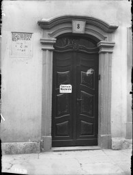 Stadtmuseum Weimar, Eichhorn 374 (K I 064 A), Blick auf die Haustür »Jakobsstraße 8«, wohl 1938