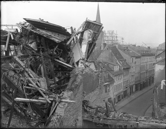 Stadtmuseum Weimar, Eichhorn 434 (K I 091 A), Blick von der Marktnordseite in die Kaufstraße, 1945