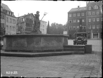 Stadtmuseum Weimar, Eichhorn 440 (K I 094 A), Blick über den Markt zur Baulücke »Hotel Elephant«, 1937