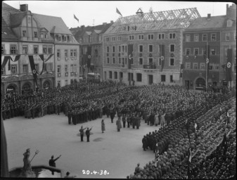 Stadtmuseum Weimar, Eichhorn 447 (K I 096 A), Blick über den Markt zum Richtfest »Hotel Elephant«, 1938