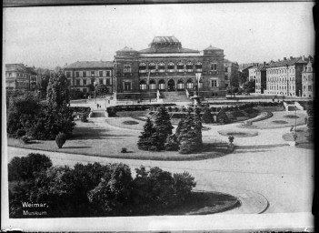 Stadtmuseum Weimar, Eichhorn 618 (K II 034 A), Blick von Süden auf Karl-August-Platz und Landesmuseum., vor 1937