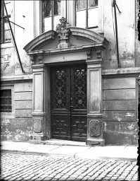 Stadtmuseum Weimar, Eichhorn 660 (K II 051 A), Blick auf das Portal »Schlossgasse 4«, um 1940