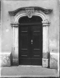 Stadtmuseum Weimar, Eichhorn 719 (K II 073 A), Blick auf das Portal » Schillerstraße 12«, um 1940