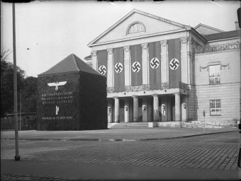 Stadtmuseum Weimar, Eichhorn 724 (K II 075 A), Blick auf das ummauerte Goethe-Schiller-Denkmal und Nationaltheater, 1942