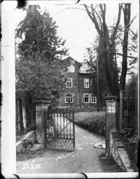 Stadtmuseum Weimar, Eichhorn 785 (K II 098 A), Blick auf das Tor und die Fassade der »Schwanseestraße 23«, wohl 1935