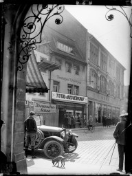 Stadtarchiv Weimar, 60 14 Negativ 005, Blick aus dem Haus »Marktstraße 6« Richtung Kaufhaus Tietz, um 1930
