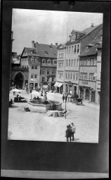 Stadtarchiv Weimar, 60 14 Negativ 022, Blick aus dem Stadthaus über den Neptunbrunnen Richtung Kaufstraße, vor 1899