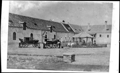 Stadtarchiv Weimar, 60 14 Negativ 033, Blick in den Innenhof des alten Marstalls/Vorwerks (?), vor 1870