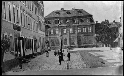 Stadtarchiv Weimar, 60 14 Negativ 035, Blick durch die Schillerstraße auf das Wittumspalais, um 1900