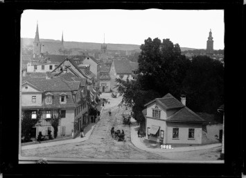 Stadtarchiv Weimar, 60 14 Negativ 071, Blick aus einem Haus am Wielandplatz Richtung Frauenplan, wohl 1888