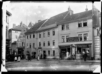 Stadtarchiv Weimar, 60 14 Negativ 083, Blick aus der Schillerstraße auf die Frauentorstraße, um 1900
