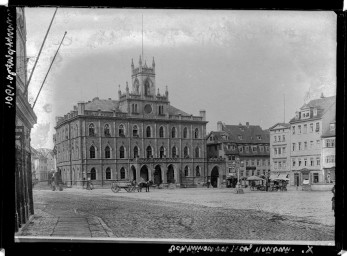 Stadtarchiv Weimar, 60 14 Negativ 130, Blick über den Marktplatz auf das Rathaus   , 1901