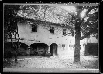 Stadtarchiv Weimar, 60 14 Negativ 177, Hoffmann`s Caffeehaus, Hof, um 1900