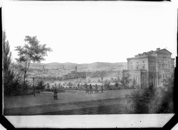 Stadtarchiv Weimar, 60 14 Negativ 274, Weimar, ältestes Empfangsgebäude (1846) mit Blick auf die Stadt, 1846