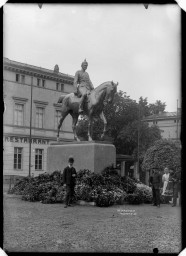 Stadtarchiv Weimar, 60 14 Negativ 283, Blick auf das Karl-Alexander-Denkmal auf dem Goetheplatz, 1907