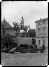Stadtarchiv Weimar, 60 14 Negativ 284, Blick auf das Karl-Alexander-Denkmal auf dem Goetheplatz, 1907