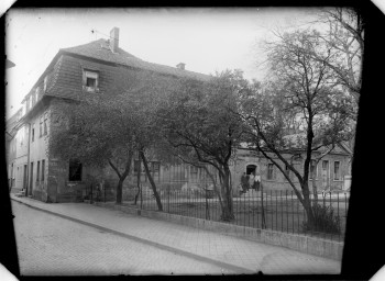 Stadtarchiv Weimar, 60 14 Negativ 295, Blick von der Rollgasse auf die Gebäude an der Nordseite des Rollplatzes, um 1928