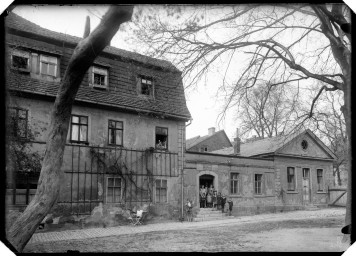 Stadtarchiv Weimar, 60 14 Negativ 296, Blick von Rollplatz/Rollgasse auf die Gebäude an der Nordseite des Rollplatzes, um 1928