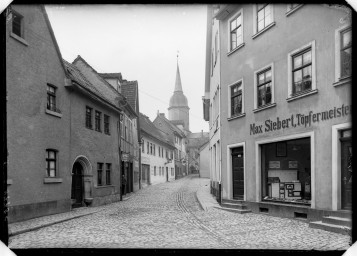 Stadtarchiv Weimar, 60 14 Negativ 299, Blick in die Kleine Kirchgasse Richtung Jakobskirche, um 1920