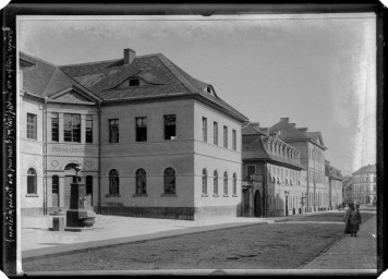 Stadtarchiv Weimar, 60 14 Negativ 303, Blick auf die Bürgerschule und das Bertuchhaus, um 1900