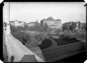 Stadtarchiv Weimar, 60 14 Negativ 317, Blick vom Viadukt Richtung Museum, wohl 1936