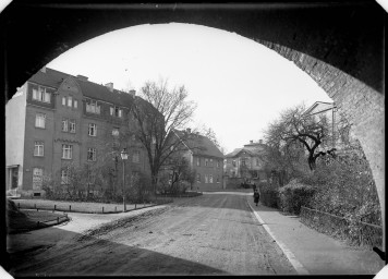 Stadtarchiv Weimar, 60 14 Negativ 336, Blick durch den Viaduktbogen auf die Häuser Asbachstraße 1a, 1b, 3, 5, Richtung Westen, um 1935