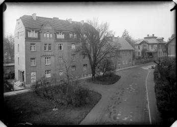 Stadtarchiv Weimar, 60 14 Negativ 337, Blick vom Viadukt auf die Häuser Asbachstraße 1a, 1b, 3, 5, um 1936