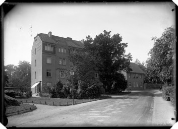 Stadtarchiv Weimar, 60 14 Negativ 338, Blick aus Richtung Viaduktbogen auf die Häuser Asbachstraße 1a, 1b, 3, um 1935