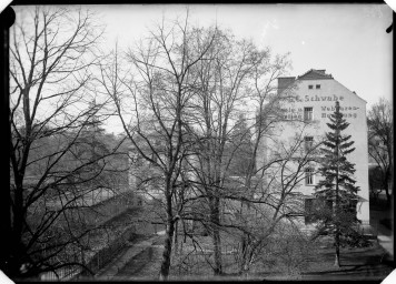 Stadtarchiv Weimar, 60 14 Negativ 339, Blick vom Viadukt auf die Häuser Asbachstraße 1 und 1a, um 1937