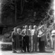 Stadtarchiv Weimar, 60 10 (Negativ 3208), Gruppenbild vor dem Trusetaler Wasserfall, Betriebsausflug der Druckerei Schindler