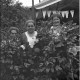 , 60 10 (Negativ 3218a), Augusta (?) Schindler im Garten