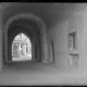 Stadtmuseum Weimar, Eichhorn 344 (K I 053 A), Blick durch den Durchgang der »Bastille« auf Südflügel Stadtschloss