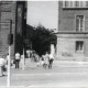 Stadtarchiv Weimar, 60 10-1/1, Blick von Süden auf den Straßenübergang Friedensstraße in Richtung Karl-Marx-Platz