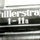 Stadtarchiv Weimar, 60 10-5/10, Straßenschild "Schillerstraße 1-11a" mit Richtungspfeil