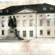 Stadtarchiv Weimar, 60 10-5/11, Blick auf den Theaterplatz mit Goethe-Schiller-Denkmal