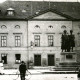 Stadtarchiv Weimar, 60 10-5/11, Blick auf den Theaterplatz mit Goethe-Schiller-Denkmal